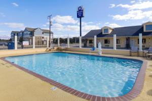 Bazén v ubytování OYO Hotel Ingleside TX nebo v jeho okolí