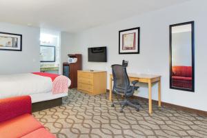 TV a/nebo společenská místnost v ubytování OYO Hotel Ingleside TX