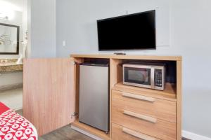 TV a/nebo společenská místnost v ubytování OYO Hotel Ingleside TX