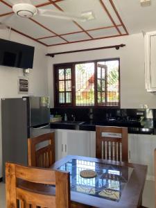 Kuchyň nebo kuchyňský kout v ubytování Tropical Annexe at Costa's Villa, Entire House + 17 fotografií