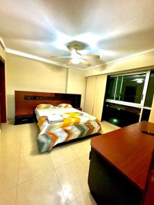 Ένα ή περισσότερα κρεβάτια σε δωμάτιο στο vista al rio 102 rf1