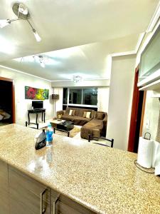 Μια τηλεόραση ή/και κέντρο ψυχαγωγίας στο vista al rio 102 rf1