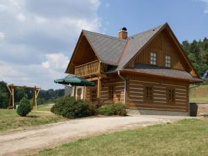 Cozy Holiday Home in Stupna with Private Garden في Stupná: منزل خشبي كبير مع سقف مقامر