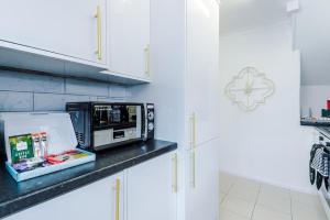 Kuchyň nebo kuchyňský kout v ubytování New 2 Bed House - Perfect for Contractors & Families In St Helens Weekly & Monthly Stays