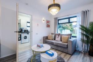 Kuchyň nebo kuchyňský kout v ubytování New 2 Bed House - Perfect for Contractors & Families In St Helens Weekly & Monthly Stays