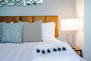 Postel nebo postele na pokoji v ubytování New 2 Bed House - Perfect for Contractors & Families In St Helens Weekly & Monthly Stays