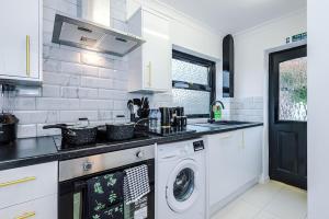 Kuchyň nebo kuchyňský kout v ubytování New 2 Bed House - Perfect for Contractors & Families In St Helens Weekly & Monthly Stays