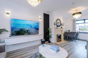 TV a/nebo společenská místnost v ubytování New 2 Bed House - Perfect for Contractors & Families In St Helens Weekly & Monthly Stays