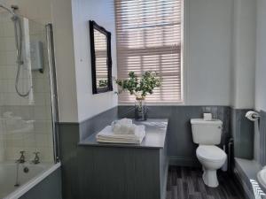 Koupelna v ubytování OYO The Leven