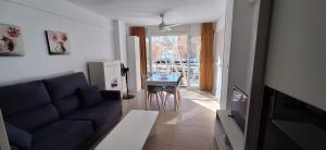 un soggiorno con un divano blu e un tavolo di CABALLOS 2D - ESTUDIO - Fincas Arena a Benidorm