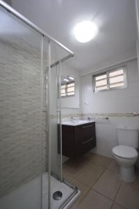 un bagno con doccia, WC e lavandino di CABALLOS 2D - ESTUDIO - Fincas Arena a Benidorm Altre 15 foto