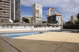 una piscina in una città con edifici alti di CABALLOS 2D - ESTUDIO - Fincas Arena a Benidorm