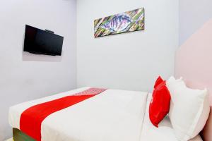 Μια τηλεόραση ή/και κέντρο ψυχαγωγίας στο Hotel O Prawirotaman Near Keraton Yogyakarta Formerly Paris Guesthouse