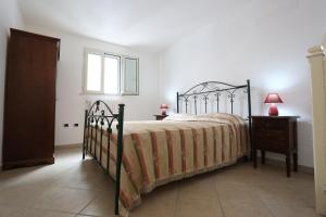 - une chambre avec un grand lit et une fenêtre dans l'établissement Appartamento Sant'Antonio, à Castro di Lecce