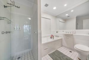 Bilik mandi di Villa Serenity-great location +21 gambar