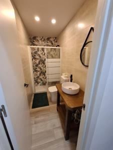 Luxury Apartments Near the Beach and Downtown CENTRUM 8 في أليكانتي: حمام مع حوض ومرحاض +37 صورة