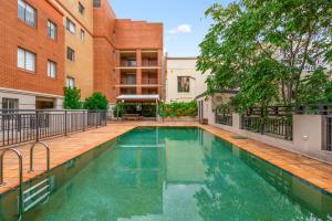 Spacious Inner-West 2-Bed with Alfresco Dining内部或周边的泳池