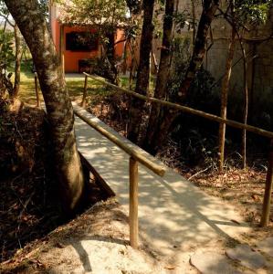 拉夫拉斯诺瓦斯Chalé Três Marias的树和建筑物旁的木栏杆