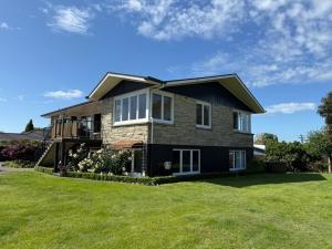 a house with a green lawn in front of it at Fieldays & Rowing Event Favourite! in Cambridge