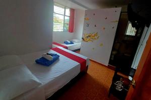 una camera d'albergo con due letti e una finestra di Hotel El Mirador a San Carlos