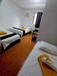 una camera con due letti e un tavolo di Hotel El Mirador a San Carlos