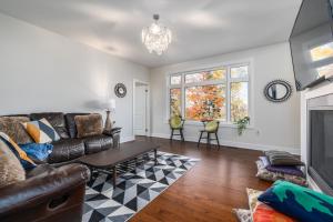 Χώρος καθιστικού στο 4200sqf Luxury Muskoka Estate in Lake of Bay, Huntsville