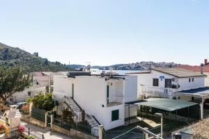 Camera con balcone e vista su una casa bianca. di Apartments with a parking space Stupin Celine, Rogoznica - 23812 a Rogoznica (Rogosnizza)