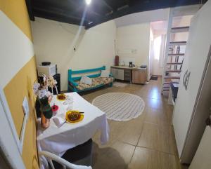 a living room with a table and a kitchen at Loft Reservado em Mariana in Mariana +13 photos