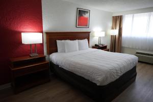 Voodi või voodid majutusasutuse Clarion Hotel Broken Arrow - Tulsa toas