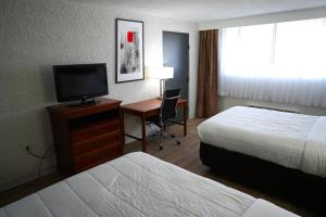 Voodi või voodid majutusasutuse Clarion Hotel Broken Arrow - Tulsa toas