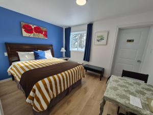سرير أو أسرّة في غرفة في Motel Le Radisson de Val-David
