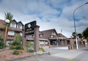 un cartello di un hotel davanti a un edificio di Distinction Coachman Hotel, Palmerston North a Palmerston North