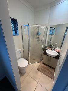 a bathroom with a shower and a toilet and a sink at Hospital & CBD Hideaway in Bendigo