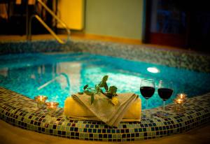 Bazén v ubytovaní Boni Családi Wellness Hotel alebo v jeho blízkosti