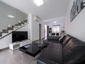 Μια τηλεόραση ή/και κέντρο ψυχαγωγίας στο Duplex in Maspalomas near Meloneras Beach