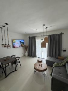 a living room with a couch and a table at Terraza Caribeña in Bayahibe
