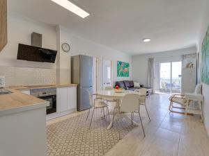 Una cocina y una sala de estar con mesa y sillas. en Beachfront House in Mogán with Stunning Views, en Mogán 32 fotos más