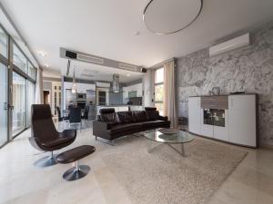 un soggiorno con un divano e un tavolo di Villa in Anfi Tauro near Beach & Golf a Mogán