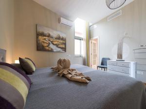 un animale di peluche seduto sopra un letto di Villa in Anfi Tauro near Beach & Golf a Mogán Altre 32 foto