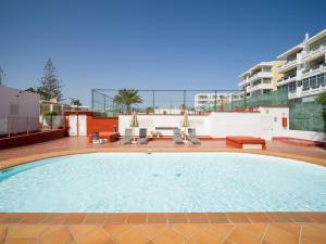 una gran piscina en la parte superior de un edificio en Bungalow in Maspalomas near Golf & Beach, en San Bartolomé