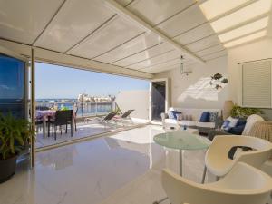 Una sala de estar con vista al mar. en Apartment on Mogan Beach with Sea Views, en Mogán