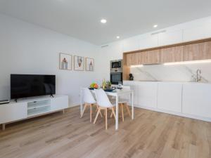 Televízia a/alebo spoločenská miestnosť v ubytovaní Bungalow near Yumbo & Playa del Inglés Beach