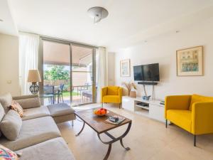 サン・バルトロメにあるApartment in Pasito Blanco near Private Beachのソファと椅子とテレビのあるリビングルーム