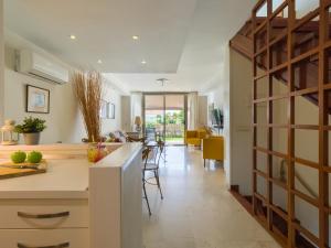 サン・バルトロメにあるApartment in Pasito Blanco near Private Beachのキッチン、リビングルーム(カウンター、椅子付)