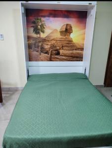 een groene matras in een kamer met een foto aan de muur bij Casa quinta La Ruchi in San Andrés de Giles