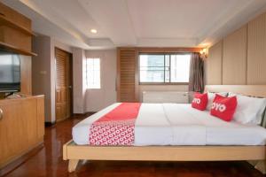 una camera da letto con un grande letto con cuscini rossi di Hotel Win Long a Bangkok Altre 92 foto