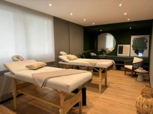 una sala de terapia con 2 mesas de masaje y un espejo en Studio NOVO 100m Av Paulista, en São Paulo