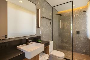 Bilik mandi di Apartamento com Ofurô Vale dos Vinhedos +18 gambar