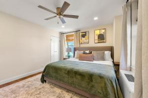 a bedroom with a bed and a ceiling fan at Stylish 1-Bedroom Condo Downtown Atlanta in Atlanta