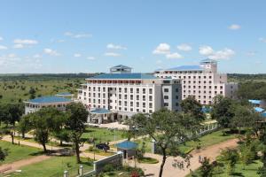 un gran edificio blanco con un parque enfrente en Sogecoa Golden Peacock, en Lilongwe